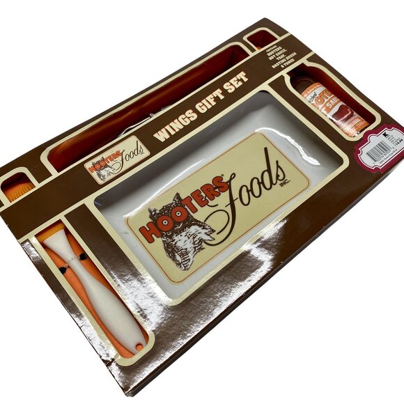 Hooters Foods Wings Gift Set With Hot Sauce Plate Tongs & Brush - Picture 2 of 3